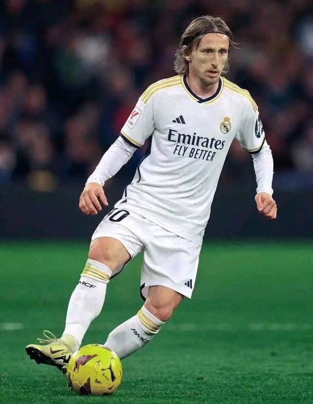 [流言板]整活！东北足球赛李晓旭“踹飞”郭艾伦，后者掏出黄牌警告李晓旭