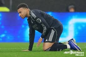 为什么棒球场上的外野看台通常被称为外野怪兽